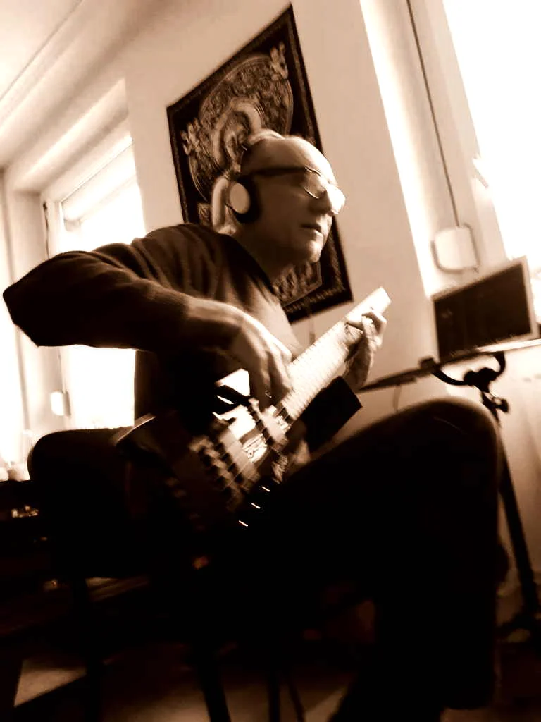 Jean-François en répétition avec sa guitare basse
