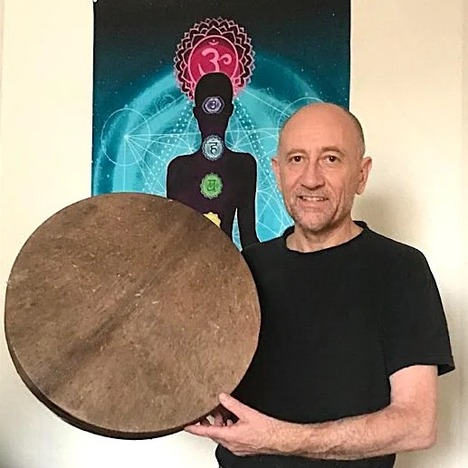 Jean-François présente un tambour créé lors d'un atelier
