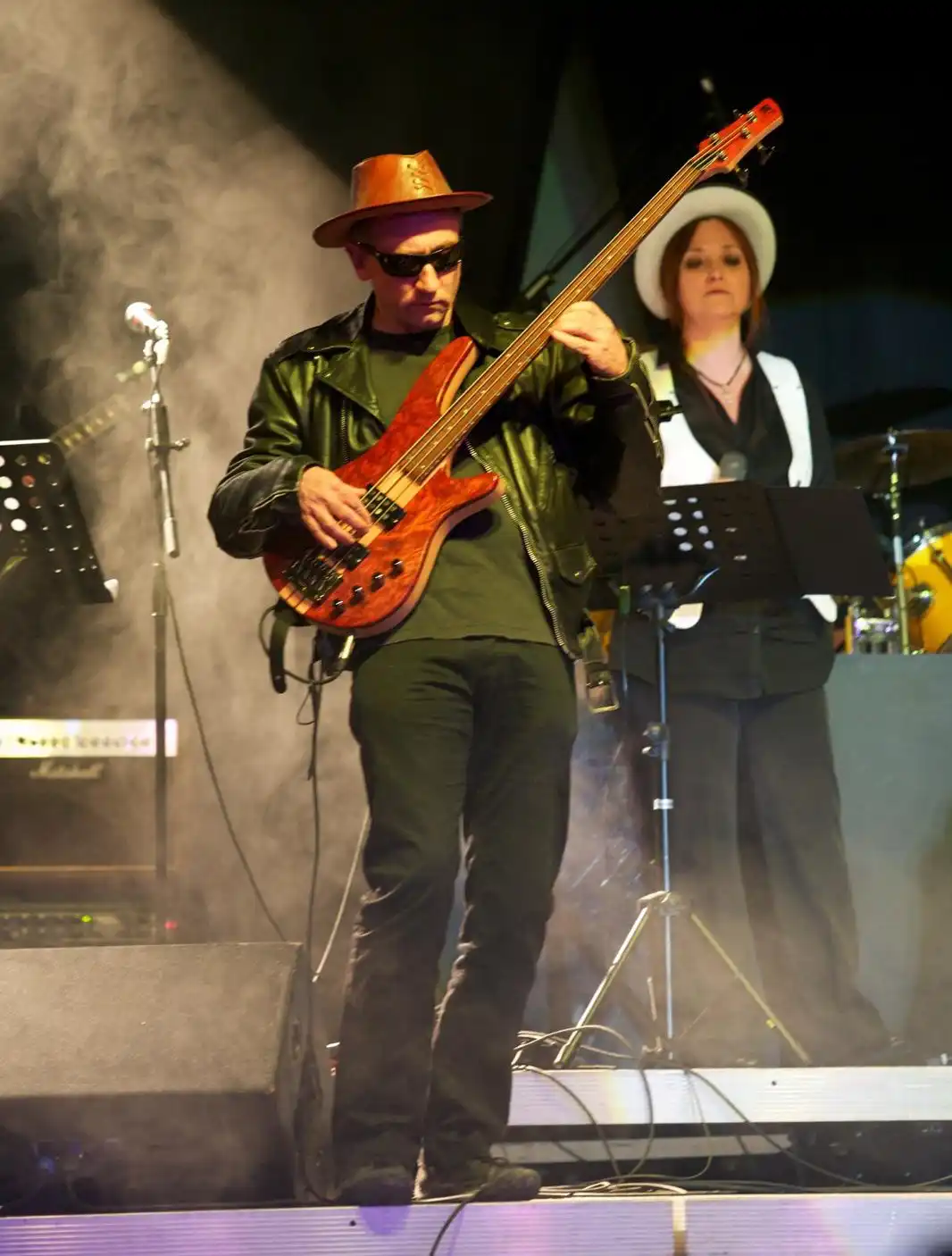 Jef à la guitare basse opéra rock